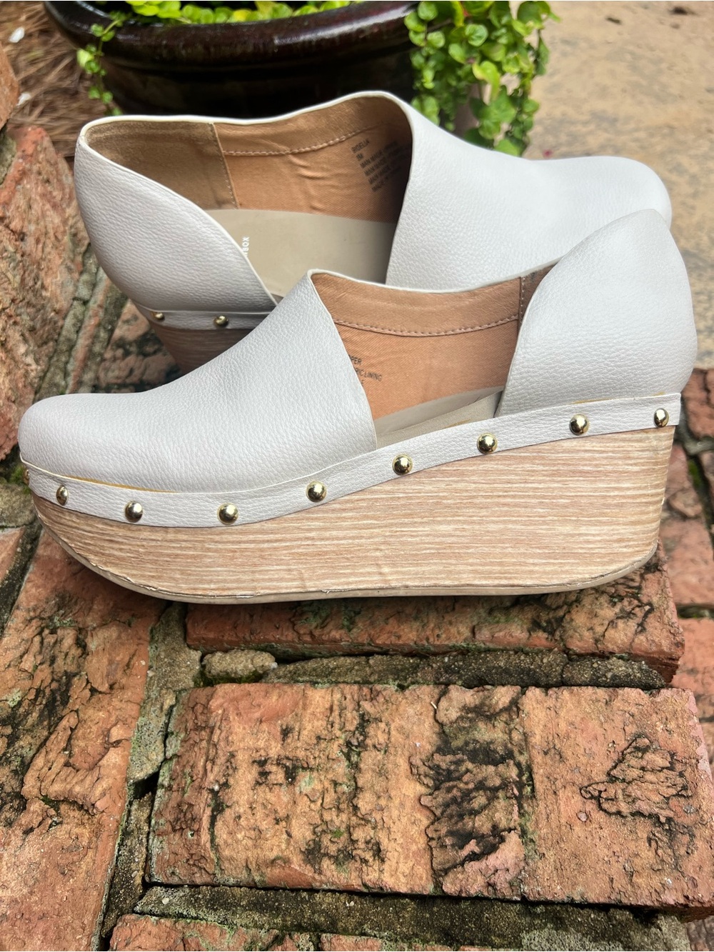 Yellow Box Bidelia Bone Platform Wedge Clogs Women’s Size 8 Studded Slip On Shoe